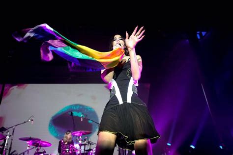 Dua Lipa Y Fan Se Lucen Bailando Juntos En Antro Gay Homosensual