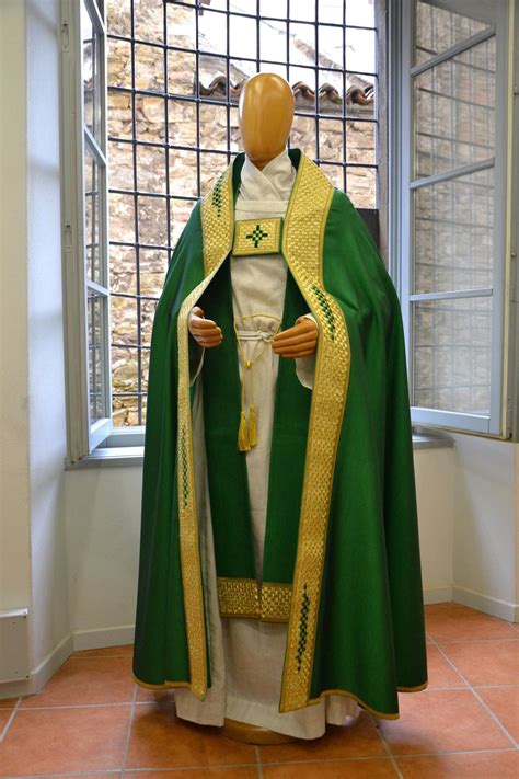 Pin by Jakub Romański on Fajne rzeczy | Queen dress, Ecclesiastical ...