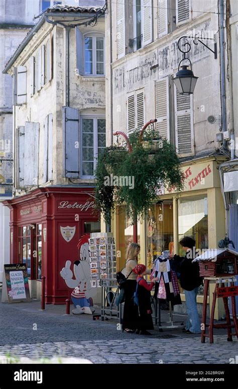 FRANCE. CHARENTE (16) COGNAC VINEYARD, COGNAC, SHOPPING ON A PEDESTRIAN ...