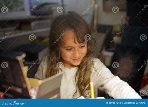 Desenho De Menina De Anos Foto De Stock Imagem De Atividade Cara