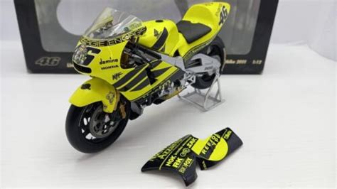 Min Minichamps Honda Nsr V Rossi Pre Season Test Bike