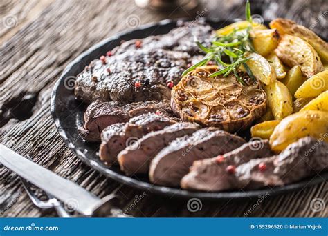 Bife Grelhado De Rib Eye Da Carne Sal E As Especiarias Americanos