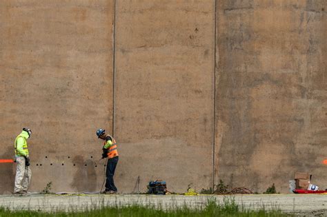 EEUU destruye prototipos de muro en frontera con México