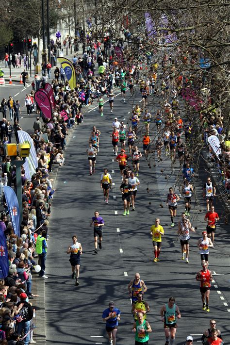 File:2013 London Marathon at Victoria Embankment (1).JPG - Wikimedia ...