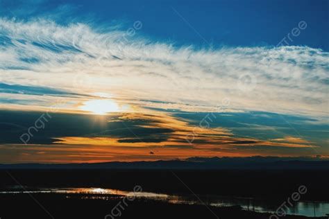 Langit Berawan Matahari Terbenam Yang Indah Di Atas Pegunungan Foto