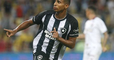 Victor S Ex Botafogo Aciona Clube Na Justi A Cobrando D Vida De R