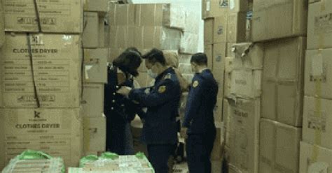 Clip cận cảnh kho hàng bị đột kích của hot girl livestream chốt ngàn đơn mỗi phiên