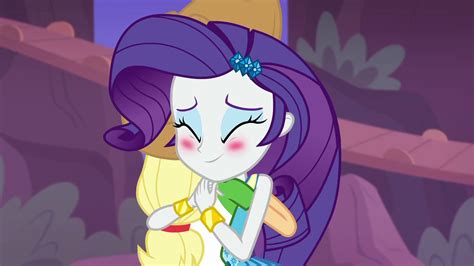 Imagen Rarity And Applejack Share A Warm Hug Egrofpng My Little