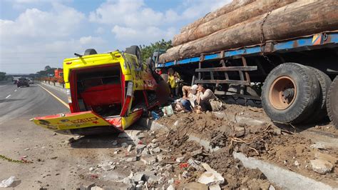 Elf Yang Kecelakaan Terbalik Di Tol Kebomas Rombongan Pernikahan Dari