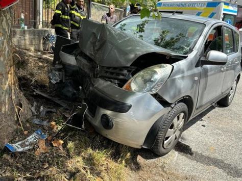 Monteforte Irpino Auto Si Schianta Contro Albero Muore La Madre