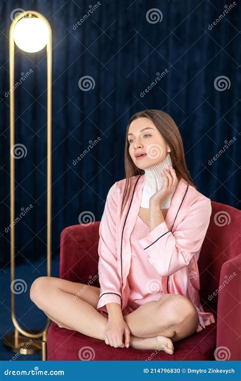Jeune Femme En Lingerie Rose Et Avec Des Cassettes Sur Le Cou Photo Stock Image Du Jeune