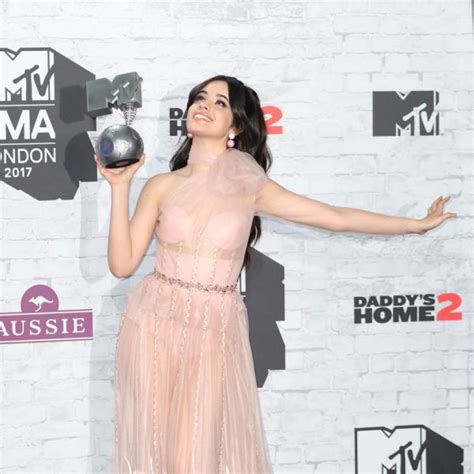 Camila Cabello Posando Con Su Galardón En Los Mtv Ema 2017 Alfombra Roja Y Gala De Los Mtv Ema