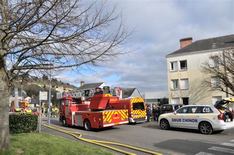 Chinon Personnes Vacu Es Dun Immeuble Suite Un Feu De