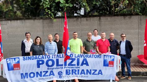 Ci Sacrifichiamo Per 24 Euro Al Mese La Protesta Della Polizia In