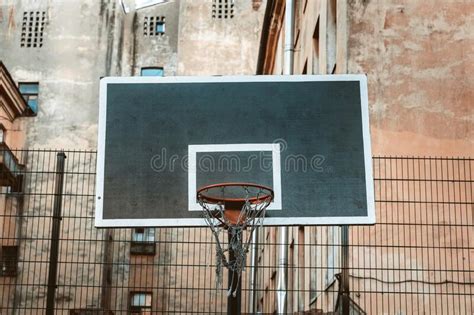 Cancha De B Squet Al Aire Libre Una Pared De Ladrillo Vieja Aro De