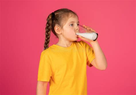 Portrait Dune Petite Fille Mignonne Buvant Du Lait De Verre Image