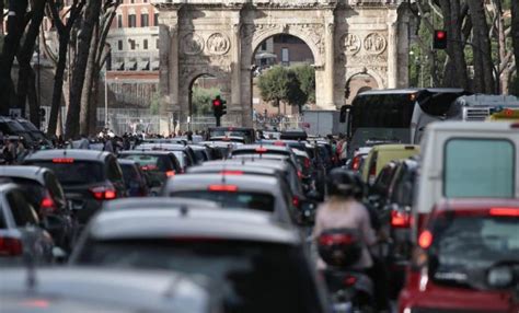 Lunedì di passione a Roma traffico in tilt sul Raccordo e guasti alla