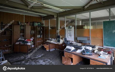 Una Oficina Desordenada Edificio Abandonado Foto Editorial De Stock