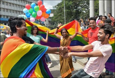 《中英對照讀新聞》indias Supreme Court Strikes Down Law That Punished Gay Sex