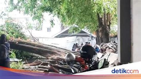 Parkiran Kampus Ums Ambruk Tertimpa Pohon Motor Mahasiswa Ikut Kena