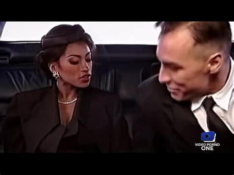 Julia Channel belle brunette aux gros seins baisée en voiture XVIDEOS