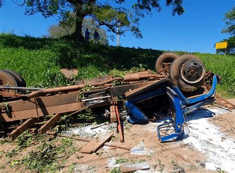 Três Ficam Feridos Após Caminhão Desgovernado Bater Em Carro Na Pr 483