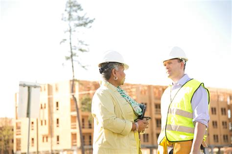 建築工程師 建築師和工人在工作現場的多民族隊 照片檔及更多 建築地盤 照片 建築地盤 建築業 辦公大樓 Istock