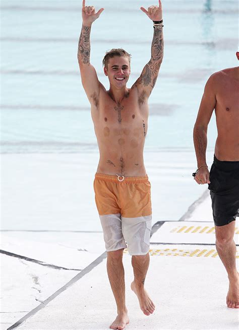 Justin Bieber Exibe O Tanquinho As Tatuagens E Marcas De Um Tratamento