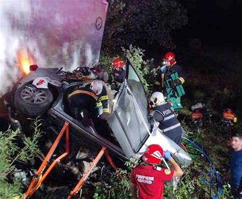 Doi morți și trei răniți grav după ce un TIR a intrat într o mașină