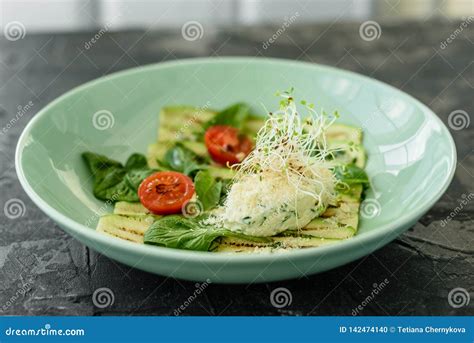 Ensalada De Rebanadas Del Calabac N Con El Tomate De Cereza El Queso