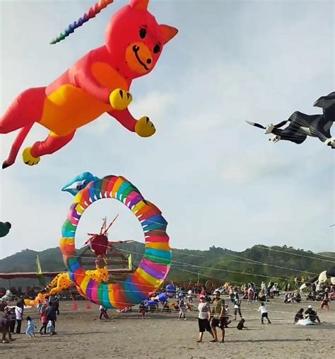 Jogja International Kite Festival 2023 Ribuan Wisatawan Padati Pantai