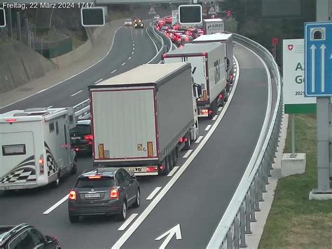 Kilometer Stau Vor Dem Gotthard S Dportal