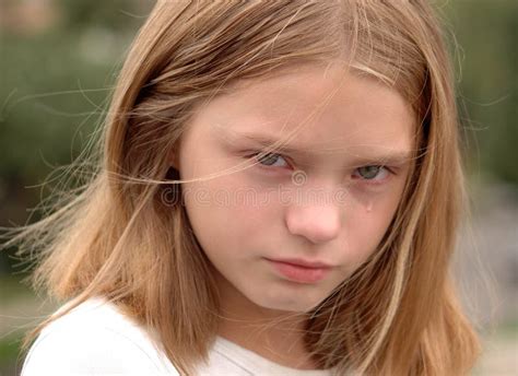 La Petite Fille Triste Pleure Photo Stock Image Du Personne Peine