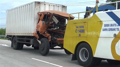 Truk Fuso Tabrak Tronton Di Tol Ngawi Solo Meninggal