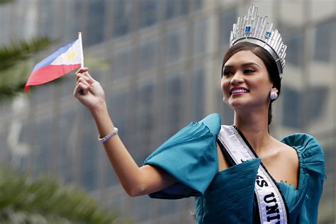 Miss Universe Pia Wurtzbach sleeps with her crown