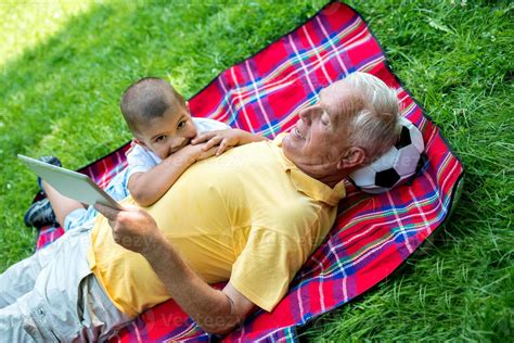 Grand P Re Et Enfant Dans Le Parc L Aide D Une Tablette