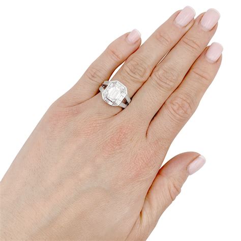 Bague diamant taille émeraude entourage diamants baguettes platine