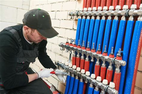 Trabajo Del Fontanero Instalaci N Del Colector Para El Sistema Caliente