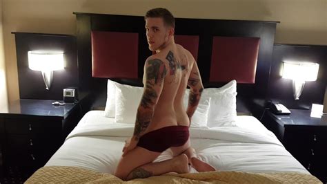 Hot hunk showing off his body ThisVid En español