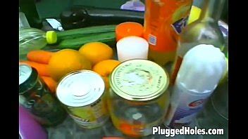 Chica sexy se mete una botella en el coño XVIDEOS