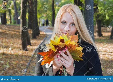 Jeune Fille Blonde En Stationnement Image Stock Image Du Bouquet Mignon 21848945