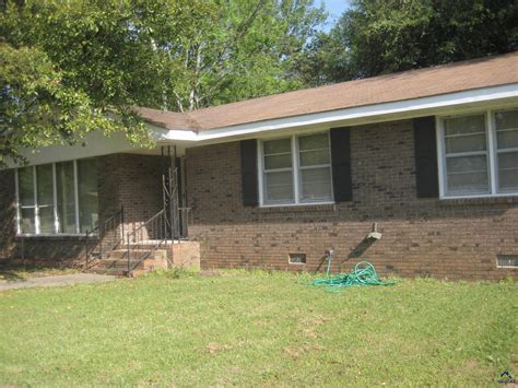 Residents debate the new Warner Robins GA zoning laws at the hall 37