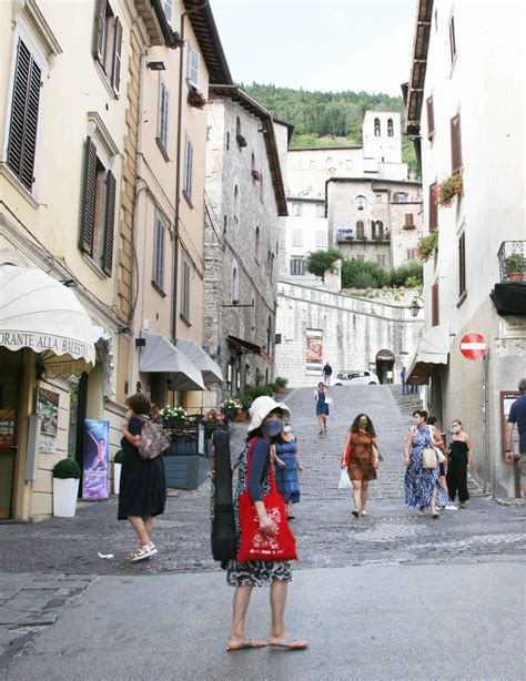 Gubbio Si Accende Al Via I Lavori Per Le Luminarie Natalizie Nel