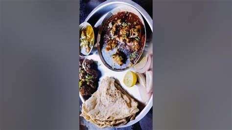 पाहताच क्षणी तोंडाला पाणी सुटेल अशी काळया मसाल्यातील गावरान चिकन थाळी😋