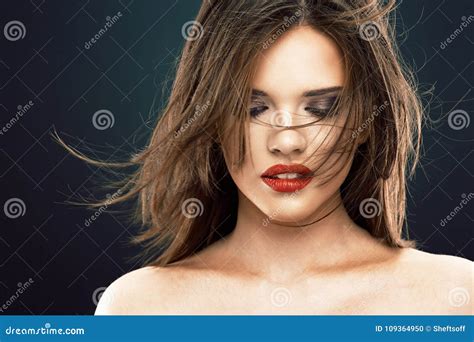 Fim Da Beleza Da Mulher Da Cara Acima Do Retrato Foto De Stock Imagem