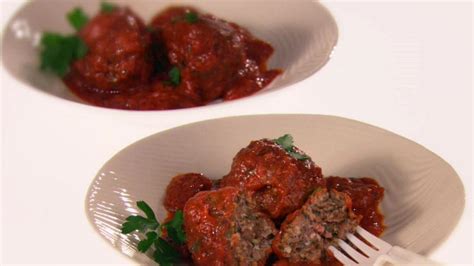 Sweet And Spicy Greek Meatballs Keftedes Me Saltsa Domata Recipe