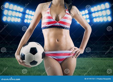 Bikini Del Aficionado Al Fútbol Y Bola El Sostenerse Que Llevan Imagen