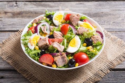 Premium Photo Tuna Salad With Tomatoes Olives Eggs And Onion