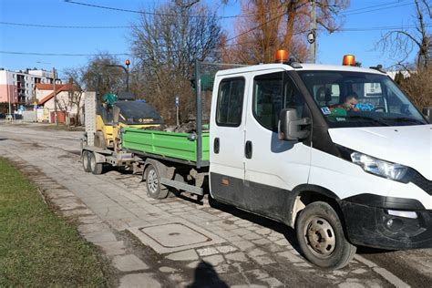 Coraz więcej dziur na ulicach w Kielcach choć łatają je w dzień i w