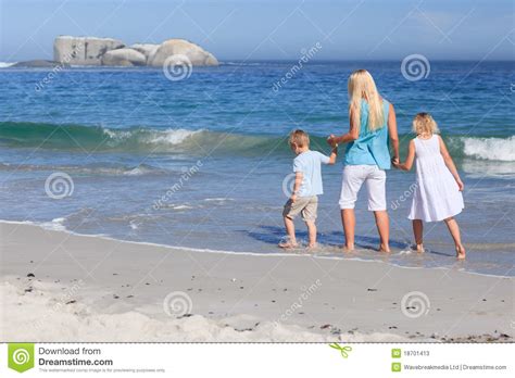 Familia Que Recorre En La Playa Imagen De Archivo Imagen De Atractivo